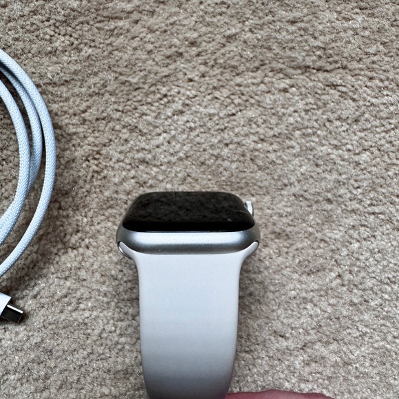 Apple watch, series 9; 45mm with M/L band in color Starlight - Picture 4 of 7